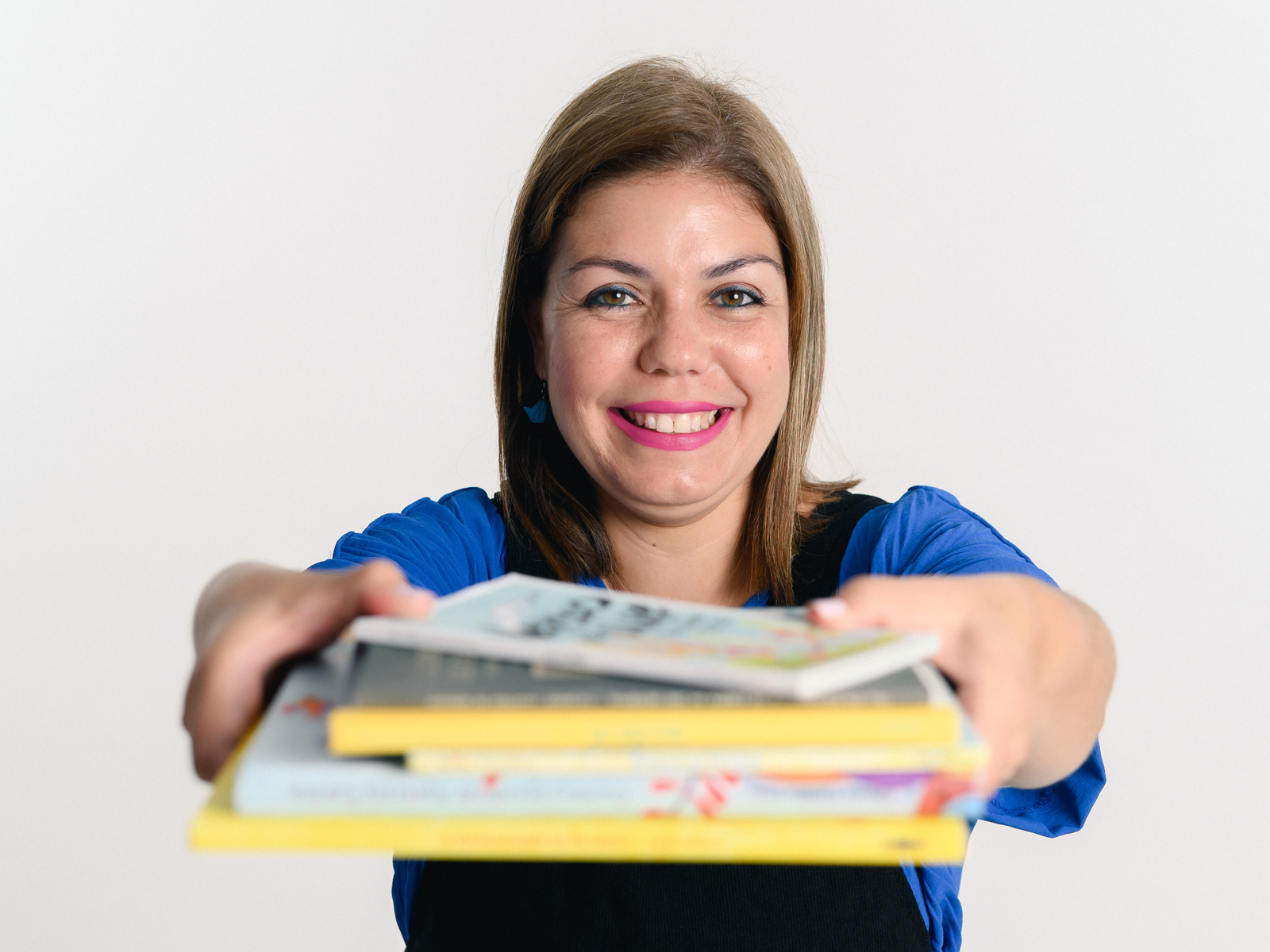 Marianita con libros Marianita con libros en mano